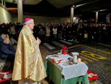 La celebrazione della messa della Vigilia lo scorso anno, sempre alla stazione delle corriere di Treviso