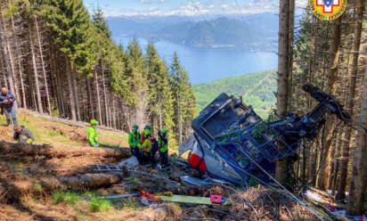 Stresa piange le vittime della funivia. Tragedia nazionale, indagini in corso