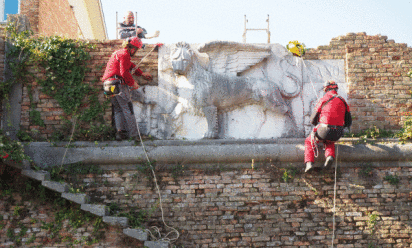 Ripulite le mura di Treviso e il leone cinquecentesco