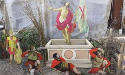 Tre episodi della Via crucis nel giardino di casa a Biancade: l'opera di Claudio Baldo
