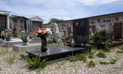 La denuncia: nei cimiteri di Breda c'è troppa incuria