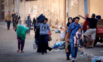 Palestinesi in fuga da Gaza - Foto Ansa/Sir