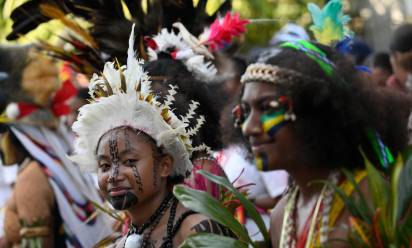 Nelle immagini: incontro tra papa Francesco e la popolazione indigena locale, in Papua Nuova Guinea, il Paese dell’Oceania che è geograficamente “cerniera” con il continente asiatico. Messa a Dili (Timor-Leste). Foto Sir-Vatican Media