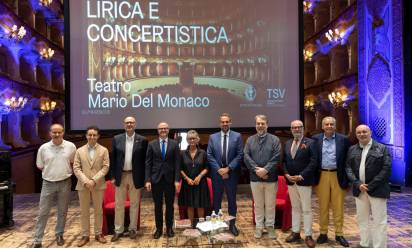 Al centro l’assessora alla Cultura di Treviso Maria Teresa De Gregorio, con il sindaco Mario Conte e il direttore artistico del teatro comunale, Stefano Canazza. Insieme a loro, alcuni protagonisti della stagione lirico-concertistica e il basso Roberto Scandiuzzi