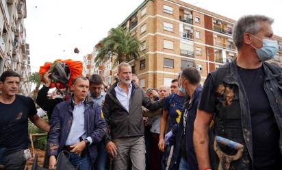 A Valencia una domenica di lacrime e rabbia: sotto il fango la gente ha perso tutto