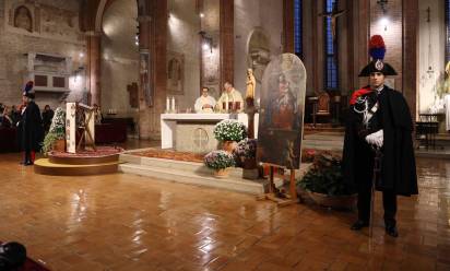 I Carabinieri celebrano la patrona, Virgo Fidelis, con la restituzione della pala di San Zenone