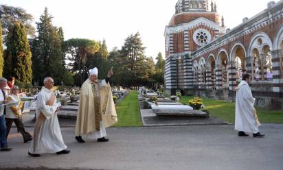 Il Vescovo benedice le tombe al cimitero di San Lazzaro, a Treviso