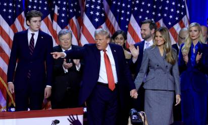 Trump dopo la vittoria elettorale, con la famiglia e i principali collaboratori