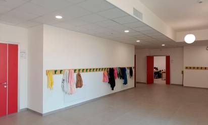 L’interno della scuola primaria Don Milani, nel quartiere di San Zeno a Treviso, recentemente inaugurata,