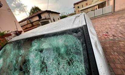 Auto flagellata dalla grandine a Pieve di Soligo (Facebook Luca zaia)