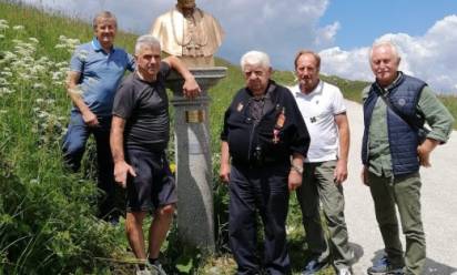 Il busto di Pio X torna in cima Grappa grazie ai volontari di Riese