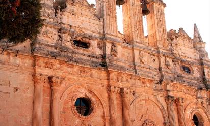 Il monastero di Arkadi fu fondato nel XIII secolo dal monaco Arkadios. All’esterno si presenta come un fortilizio. Questa la facciata della chiesa. (foto G. D. M.)