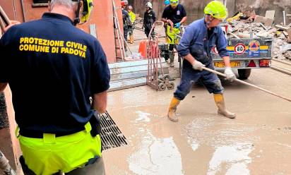 Il lavoro dei volontari trevigiani della Protezione civile a Bologna