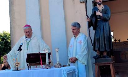 Biancade, il vescovo Michele celebra davanti all’oratorio del beato Enrico: amico di Gesù e dei poveri