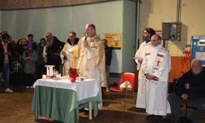 Il vescovo Michele e i sacerdoti concelebranti: da sinistra don Stefano Moino, don Matteo Volpato, don Bruno Baratto