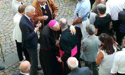 L’abbraccio tra mons. Gardin e mons. Tomasi, dopo l’ordinazione episcopale del vescovo Michele a Bressanone