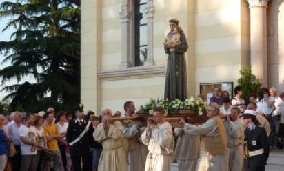 Folla di pellegrini e campane: a Camposampiero e Padova è sant'Antonio