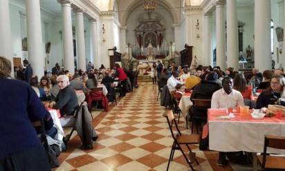 A Lancenigo un pranzo con i poveri nella chiesa parrocchiale