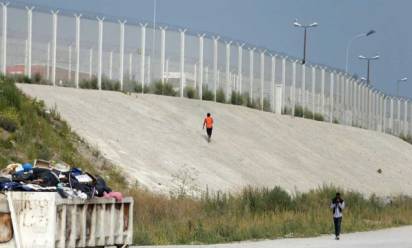 Calais: quel muro imprigiona gli inglesi