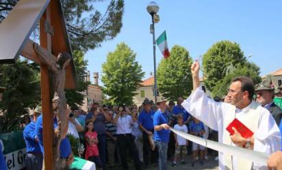 Lovadina: gli alpini regalano un crocifisso fatto con le scaglie delle bombe