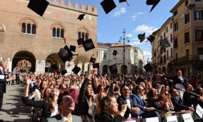 Piazza dei Signori incorona 42 nuovi laureati