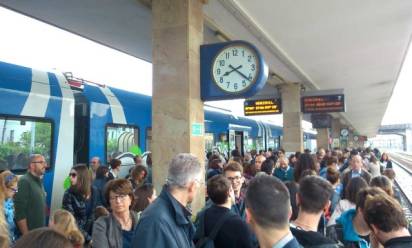 Ennesima mattinata senza treni, pendolari infuriati