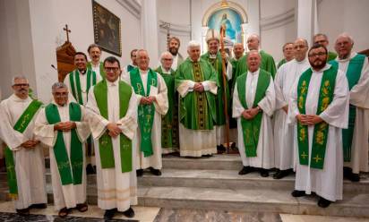 don Ireneo Cendron (al centro, vicino al vescovo Michele) con i sacerdoti concelebranti (foto Pietro Lucchetta)