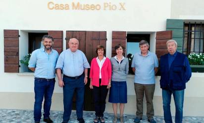 Foto di gruppo davanti alla casa museo Pio x