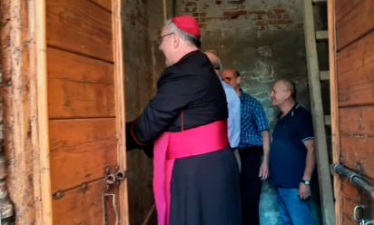 Il vescovo Michele suona a mano le campane, dopo il restauro, a Fossalta Padovana, frazione di Trebaseleghe